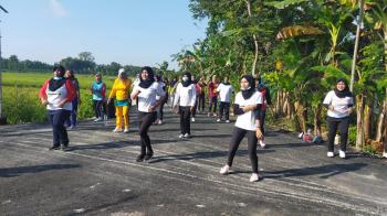 Emak-Emak Desa Jatimulyo Menikmati Hasil Kegiatan TMMD Bojonegoro Dengan Senam Bersama